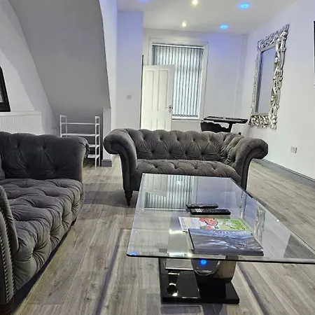 Semesterbostad Luxury Four Bedroom House *