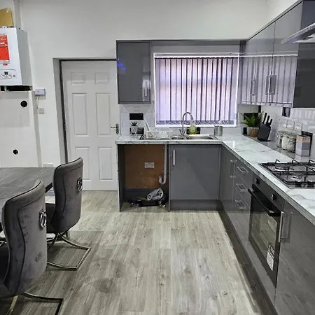 Luxury Four Bedroom House Semesterbostad Bradford (West Yorkshire)