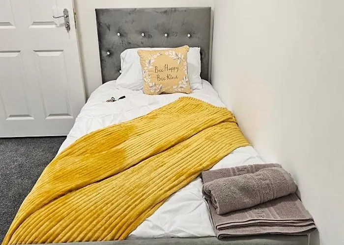 Luxury Four Bedroom House 펜션 *