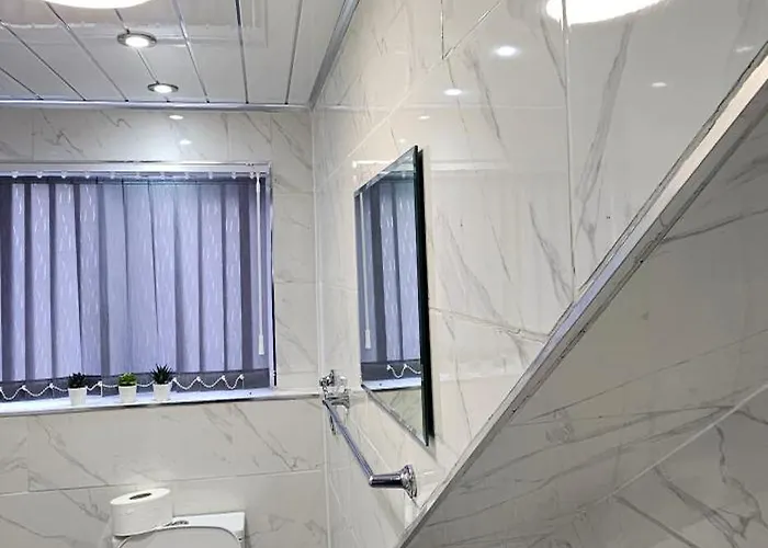 Luxury Four Bedroom House 펜션