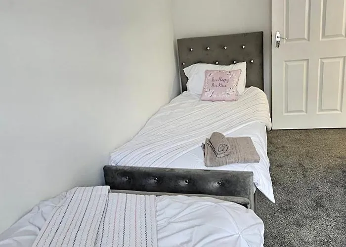 Luxury Four Bedroom House 펜션 브래드퍼드