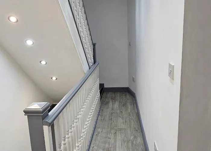 Luxury Four Bedroom House 펜션