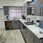 Luxury Four Bedroom House برادفورد