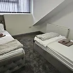 بيت للعطل Luxury Four Bedroom House برادفورد