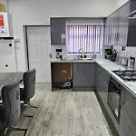 Luxury Four Bedroom House بيت للعطل برادفورد