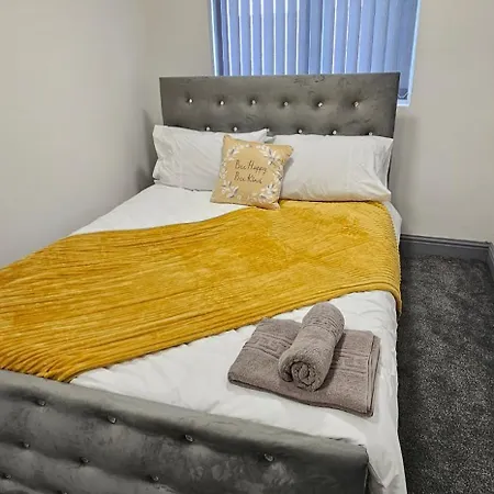 Luxury Four Bedroom House * برادفورد